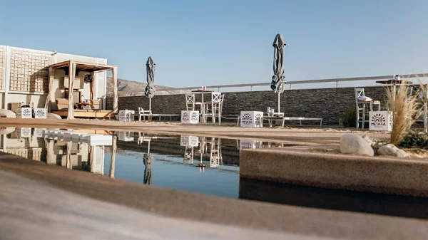 Ένα αναπάντεχο pop up bar έρχεται για να δώσει χρώμα και γεύση στο καλοκαίρι στην πόλη